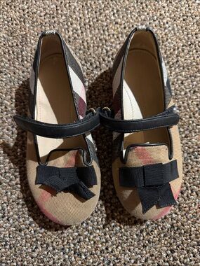 Burberry Girls Beige Plaid Mary Jane Shoes with Black Bows